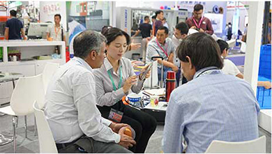 游艇会yth206代理商展会洽谈实拍图